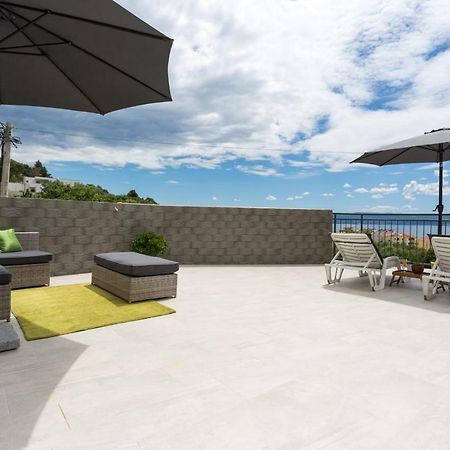 Apartments Lidija: Sea View with Exclusive Hot Tub or Pool Access Podstrana Exterior photo