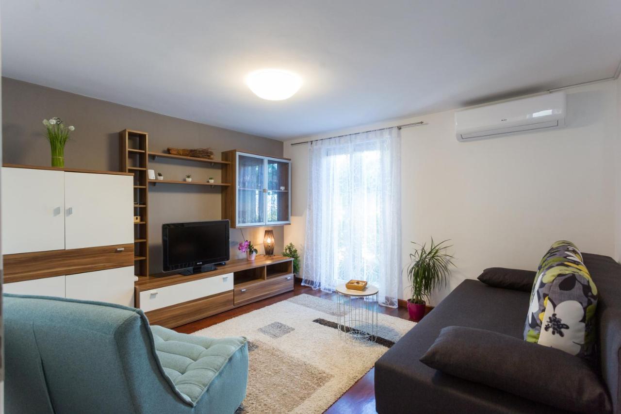 Apartments Lidija: Sea View with Exclusive Hot Tub or Pool Access Podstrana Exterior photo