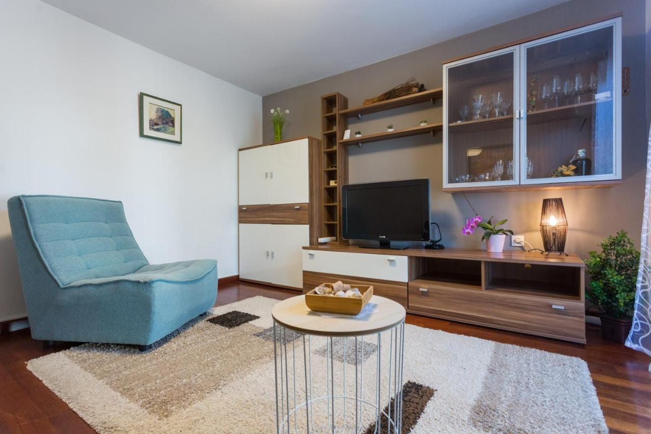 Apartments Lidija: Sea View with Exclusive Hot Tub or Pool Access Podstrana Exterior photo