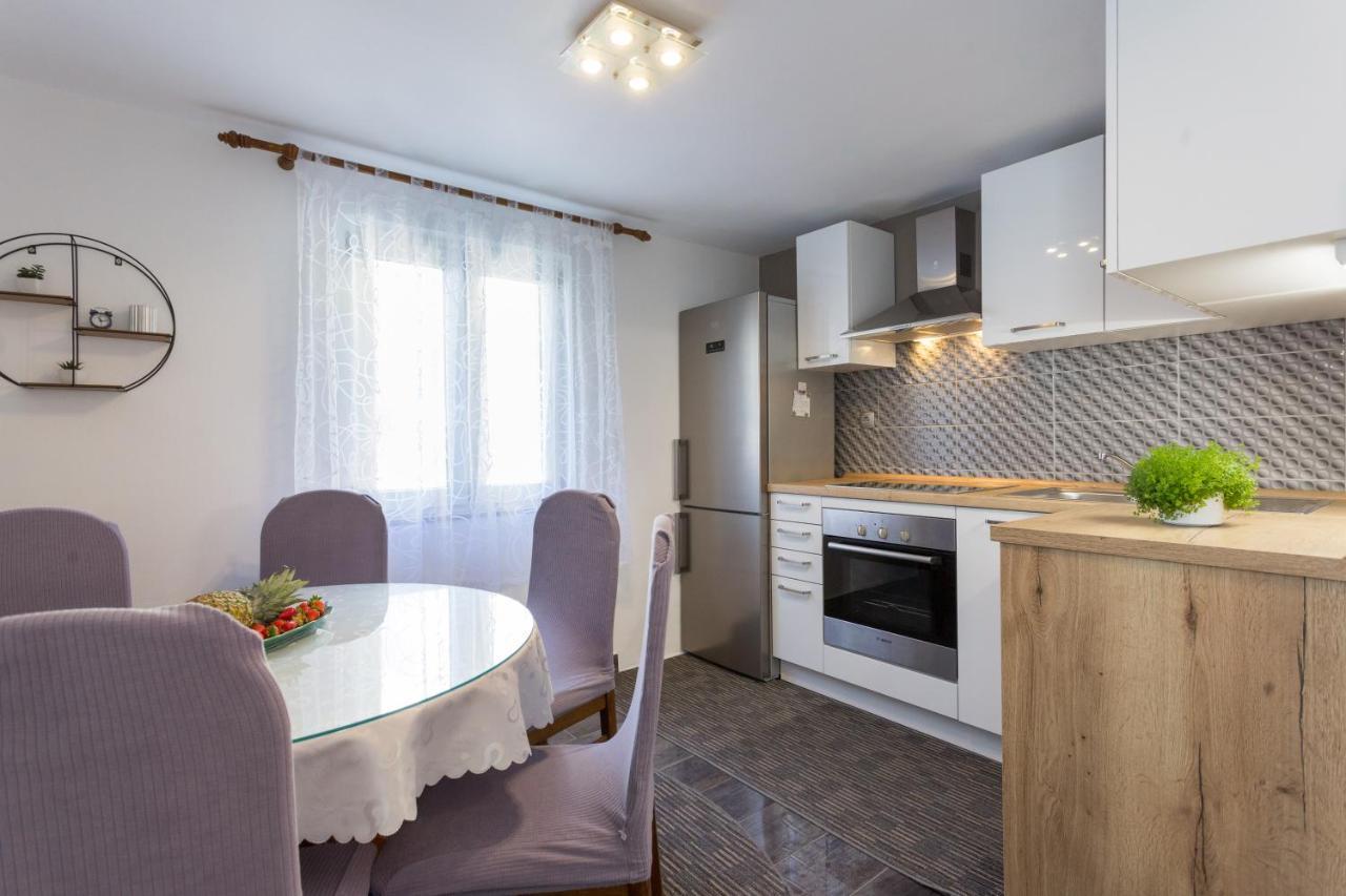 Apartments Lidija: Sea View with Exclusive Hot Tub or Pool Access Podstrana Exterior photo