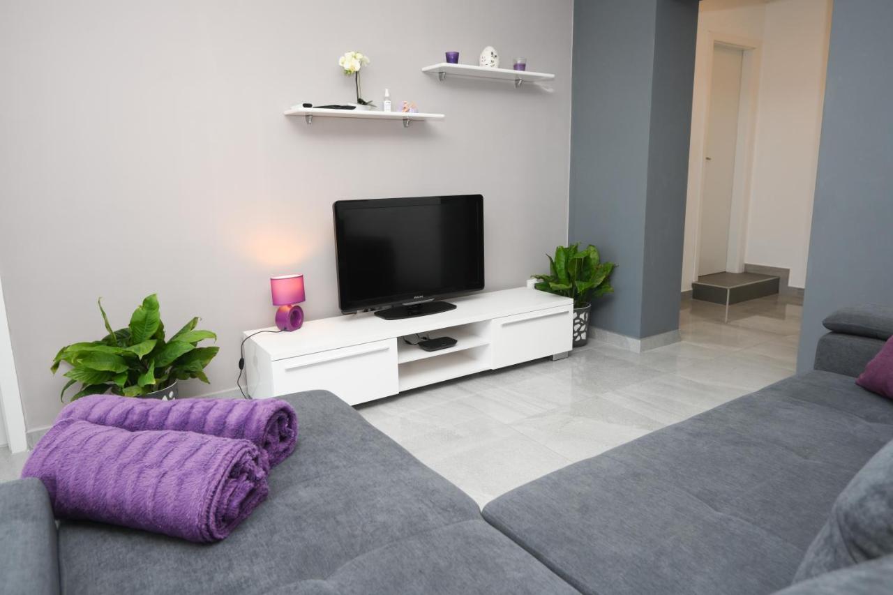 Apartments Lidija: Sea View with Exclusive Hot Tub or Pool Access Podstrana Exterior photo