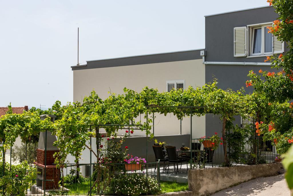 Apartments Lidija: Sea View with Exclusive Hot Tub or Pool Access Podstrana Exterior photo
