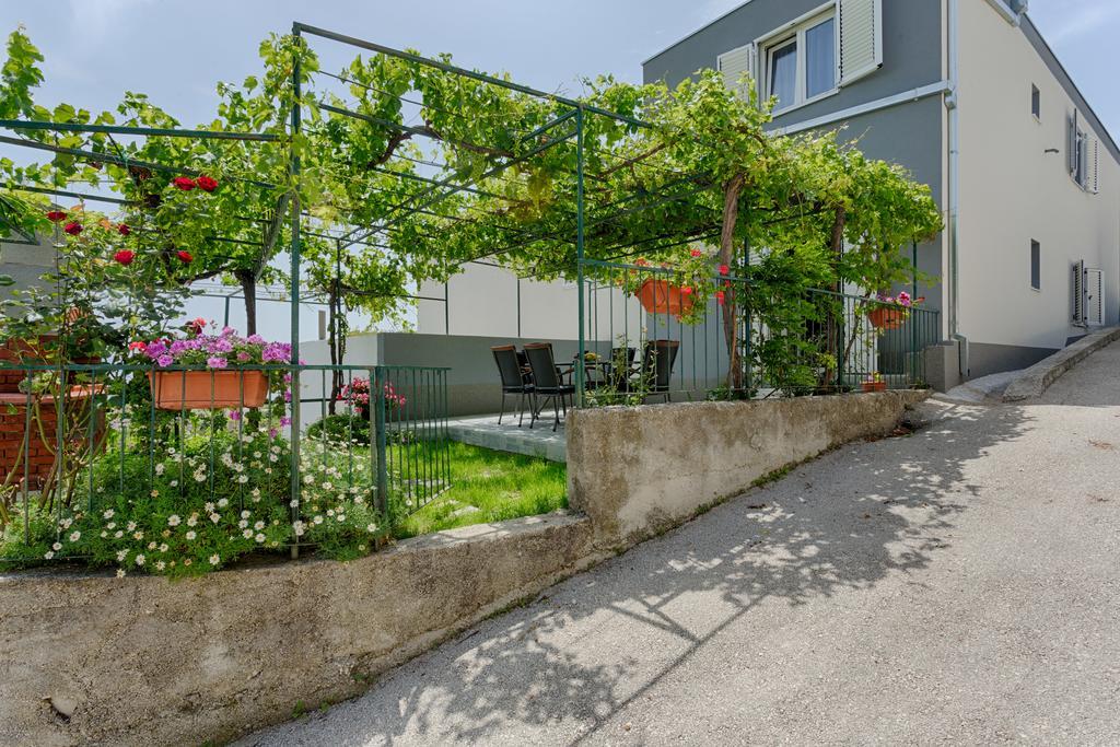 Apartments Lidija: Sea View with Exclusive Hot Tub or Pool Access Podstrana Exterior photo