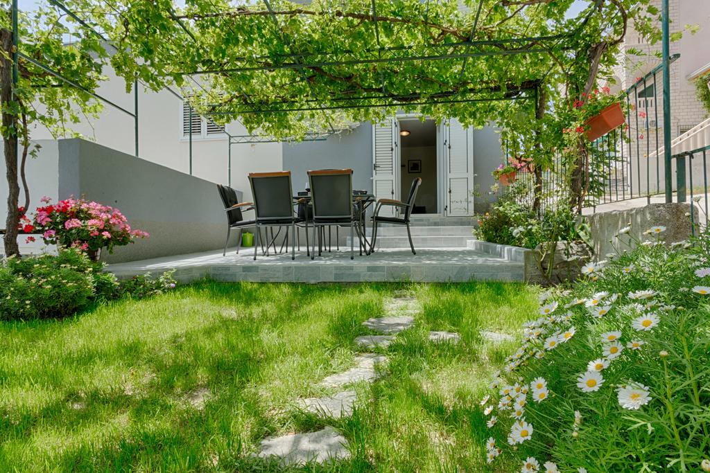 Apartments Lidija: Sea View with Exclusive Hot Tub or Pool Access Podstrana Exterior photo