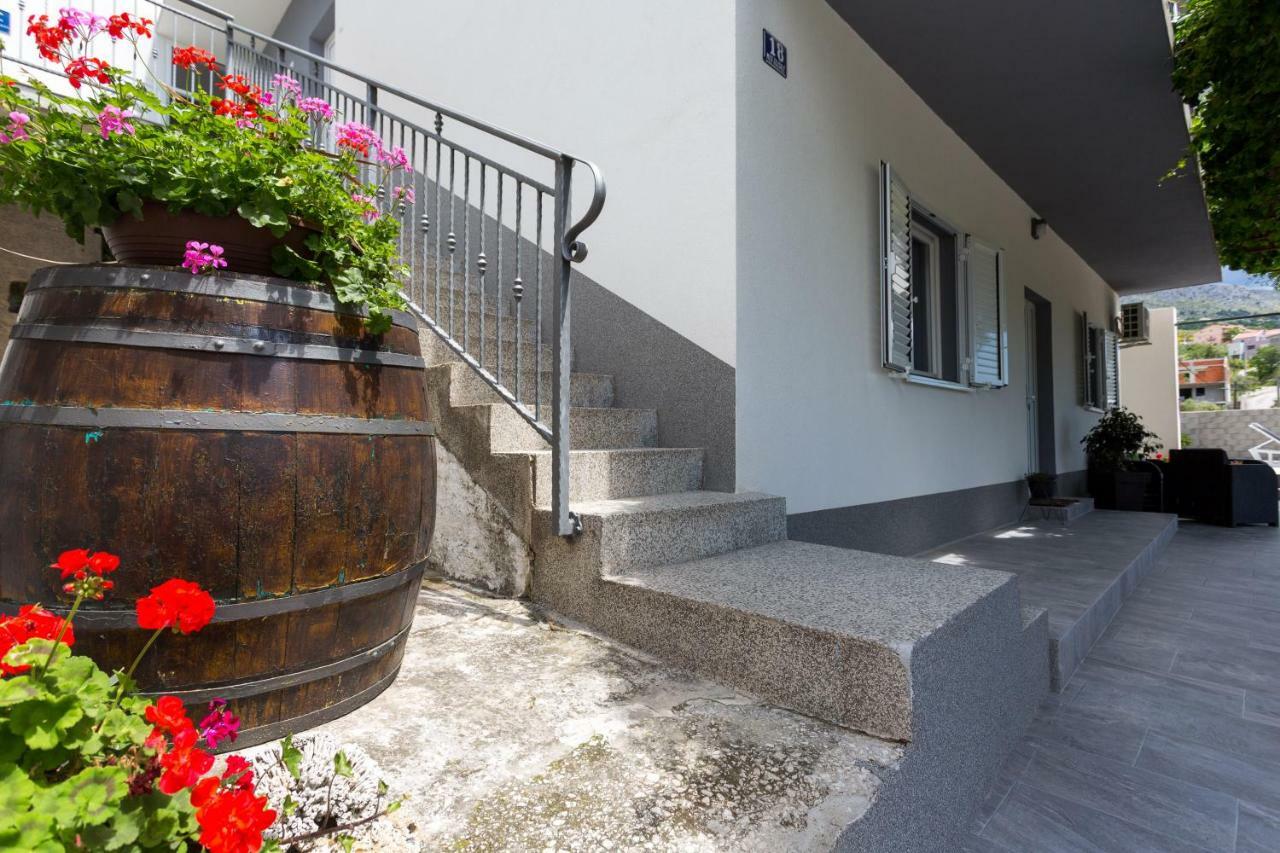Apartments Lidija: Sea View with Exclusive Hot Tub or Pool Access Podstrana Exterior photo