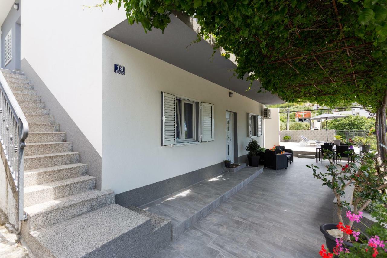 Apartments Lidija: Sea View with Exclusive Hot Tub or Pool Access Podstrana Exterior photo