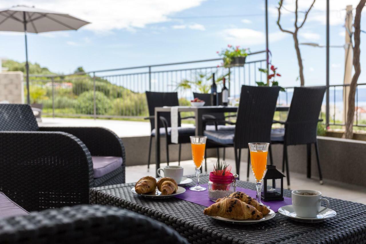 Apartments Lidija: Sea View with Exclusive Hot Tub or Pool Access Podstrana Exterior photo