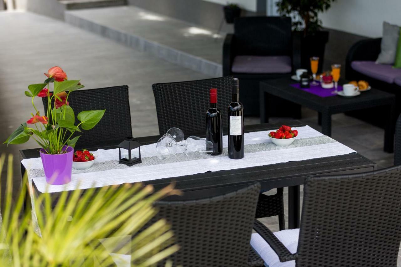 Apartments Lidija: Sea View with Exclusive Hot Tub or Pool Access Podstrana Exterior photo