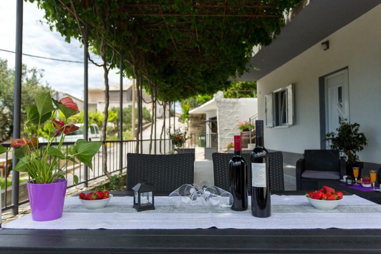 Apartments Lidija: Sea View with Exclusive Hot Tub or Pool Access Podstrana Exterior photo